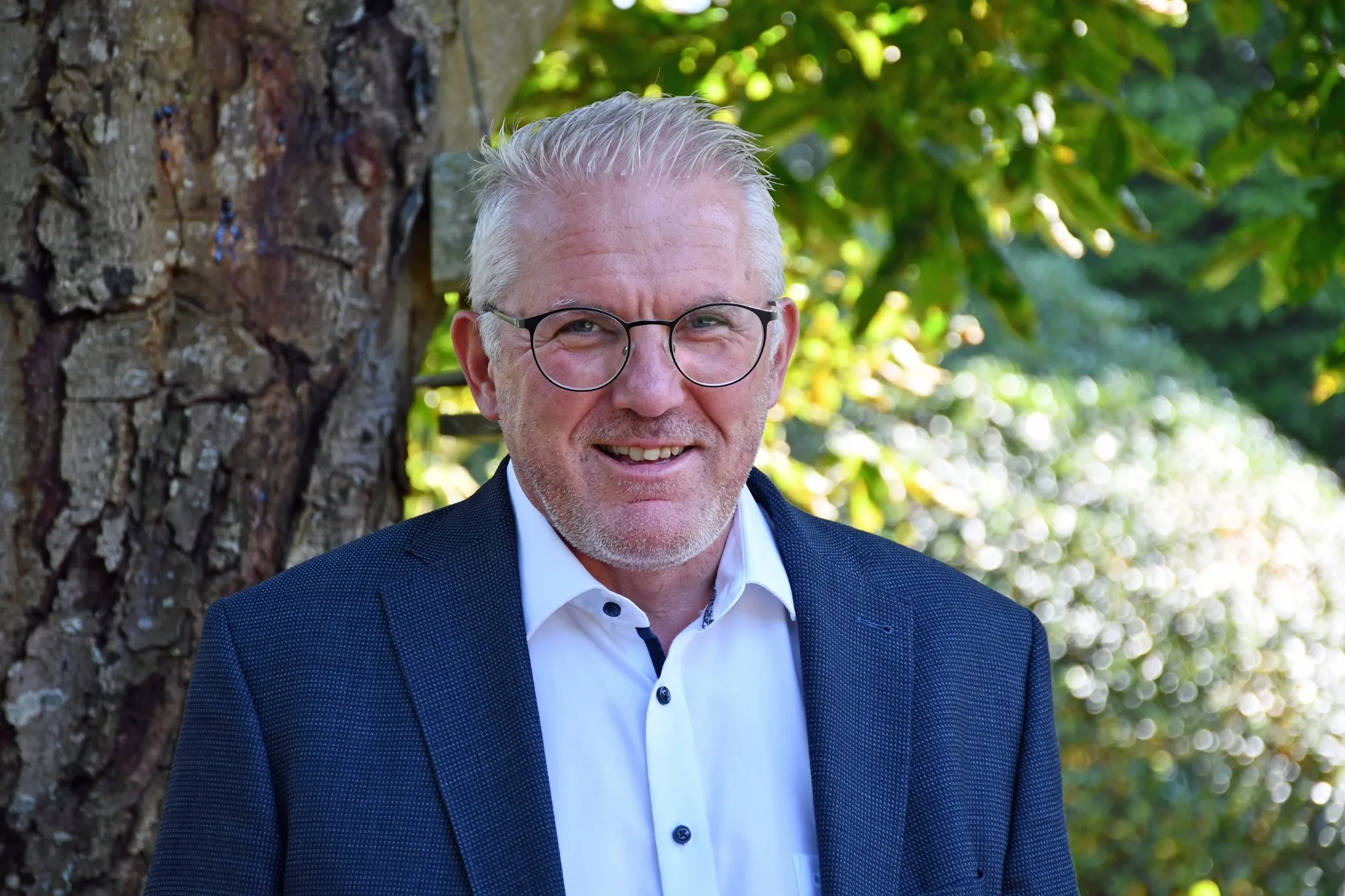 Porträt von Thorsten Jan-Dirk Cordes vor einem Baum