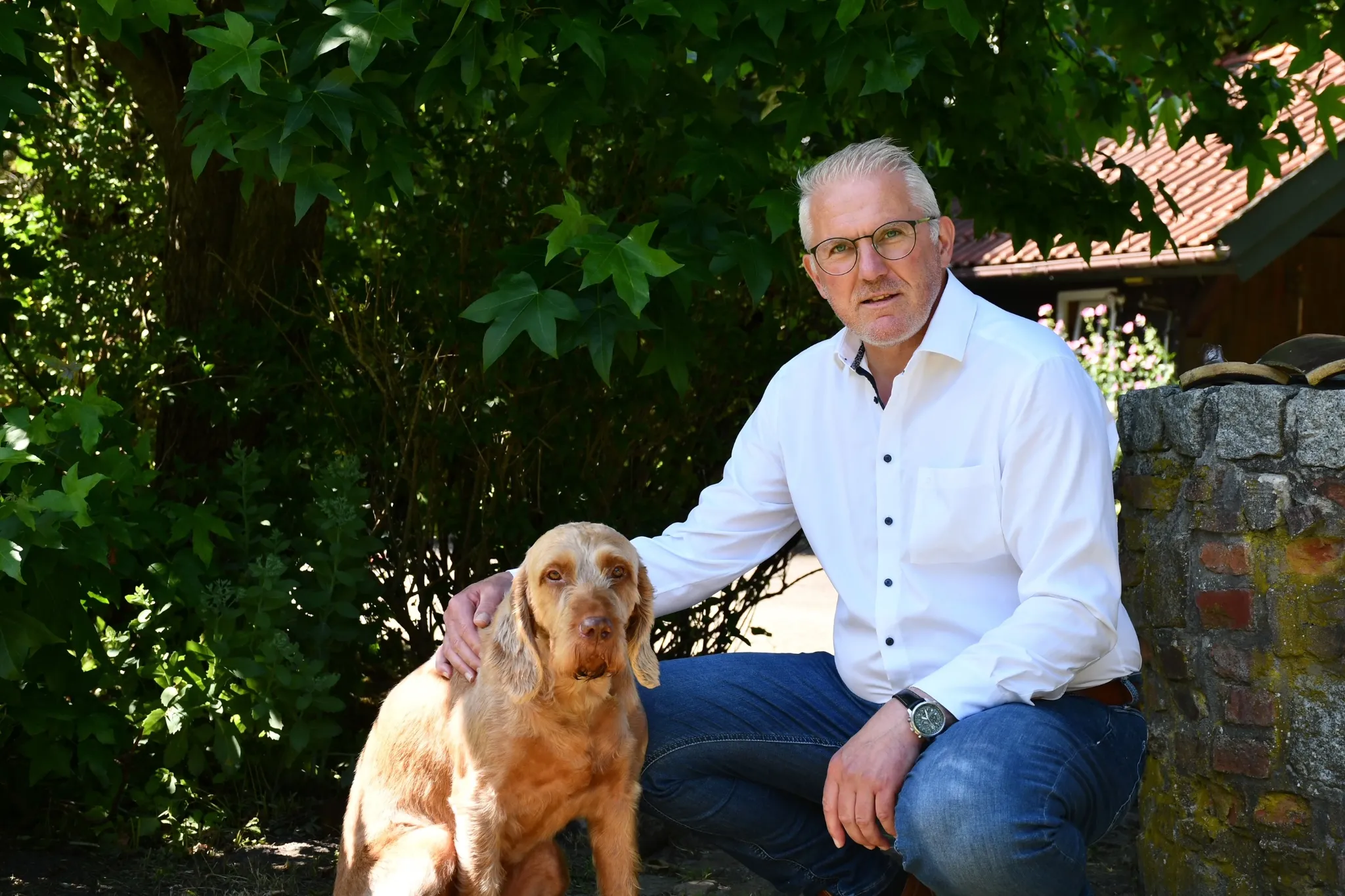 Thorsten Jan-Dirk Cordes mit seinem Hund im Grünen